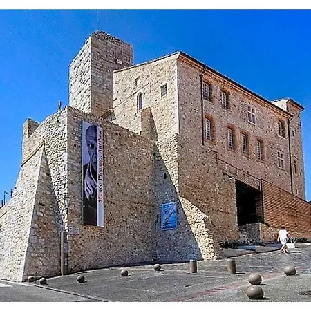 Port Vauban فندق 4*
